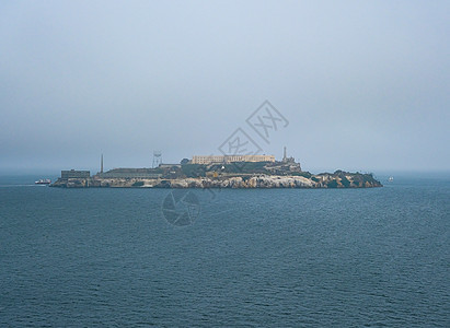 穿越雾层的 Alcatraz图片