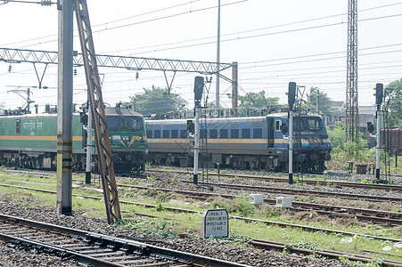印度铁路的单线客运列车站在平交路口前的长铁轨上 东南铁路 印度 亚太地区 2019 年 5 月图片