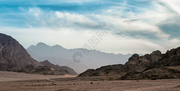 埃及有岩石山脉的沙漠分布宽广的景象全景沙漠旅游异国阴霾石头日落假期旅行情调图片
