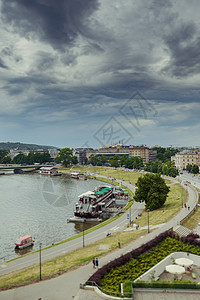 波兰克拉科夫城市河流夏季风景全景 波兰克拉科夫反射地标城市建筑学市中心景观建筑场景旅游天空图片