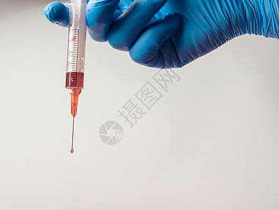 用手套和针筒在白色背景塑料液体流感蓝色肝炎护士医院疾病注射手臂图片