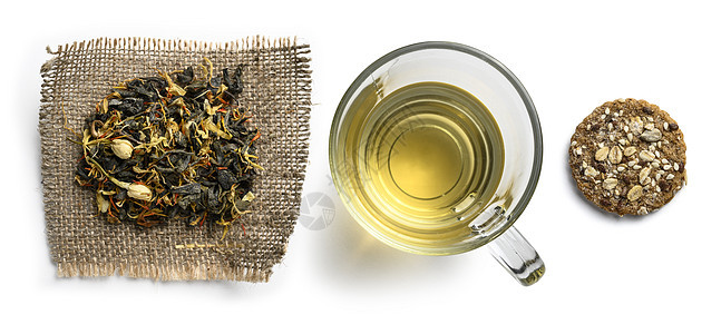 绿色茶 含有天然芳香添加剂和一杯茶 白色背景的顶端视图花瓣黑色香气饼干早餐植物饮料产品叶子草本植物图片