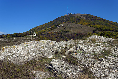 来自Pyatigorsk的马舒克大山岩石地方都市生活方式森林建筑学风景石头蓝色天空图片