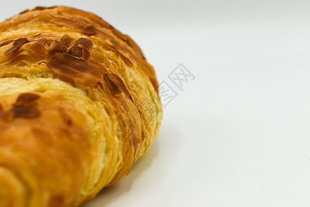 白色背景上孤立的新鲜杏仁 Croissant面包餐厅小吃烘烤蛋糕甜点脆皮新月美食羊角图片