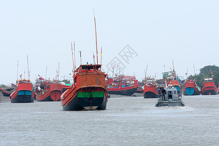 许多商业航海船只 如拖网渔船 帆船 所有红色和黑色颜色代码 以加强停泊在受保护海里区域的沿海安全 印度 Midnapore 20图片
