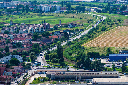 罗马尼亚国家Rasnov一条拥挤街道的空中照片景观房子运输房屋全景城市生活地标风景建筑学图片