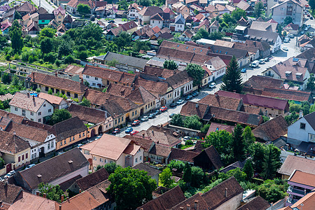 罗马尼亚国家Rasnov一条拥挤街道的空中照片蓝色地标运输旅游下载城市历史性建筑学房屋旅行图片