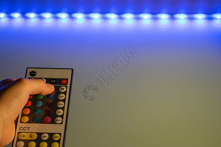 罗马尼亚布加勒斯特  232019 年 7 月 Rgb led 遥控器指向 led stri条纹电视工具技术纽扣价值发射按钮活力背景图片