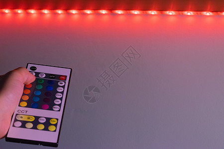 罗马尼亚布加勒斯特  232019 年 7 月 Rgb led 遥控器指向 led stri球员灯泡价值下载照明技术发射红外线褪背景图片