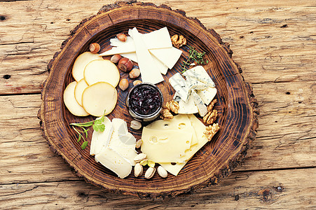 木托盘上的奶酪盘熟食牛奶拼盘食物养分团体坚果奶制品营养小吃图片