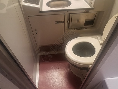 在火车上洗手间里下厕所马桶旅行盆地金属浴室运输卫生间柜台图片