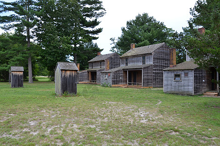 旧木头鬼城或有草的棚屋院子废墟小木屋树木外屋绿色贮存草地建筑物棕色图片
