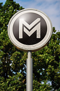 布达佩斯市地铁标志 背景中树林图片