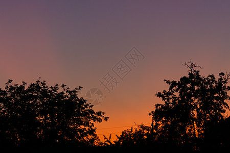 离城市很远的村子里晚上日落 天空太阳黄色红色阳光风景橙子地平线旅行背景图片
