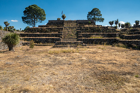 坎通纳 普埃布拉 墨西哥  只有少数游客的中美洲考古遗址古董干旱爬坡金字塔废墟全景场景场地植物环境图片