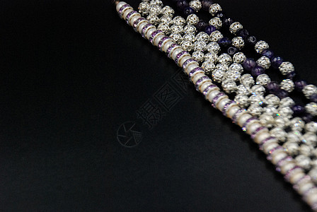 cor 处一排排珍珠水晶和紫色宝石图片