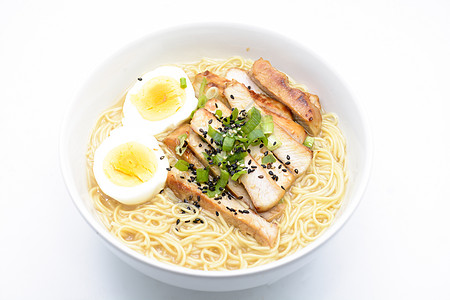 Miso Ramen 配鸡蛋和猪肉 日本自制食物筷子午餐海藻肉汤烹饪芝麻豚骨腹部面条洋葱图片