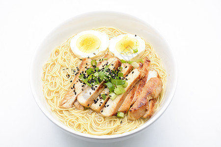 Miso Ramen 配鸡蛋和猪肉 日本自制食物拉面烹饪筷子蒸汽芝麻大豆豚骨洋葱盘子海藻图片