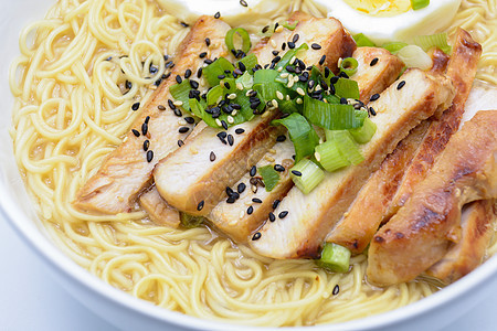 Miso Ramen 配鸡蛋和猪肉 日本自制食物烹饪洋葱蔬菜筷子芝麻海藻午餐美食蒸汽肉汤图片