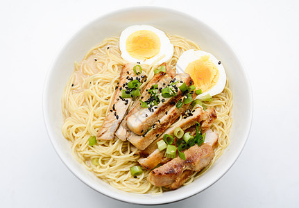 Miso Ramen 配鸡蛋和猪肉 日本自制食物筷子盘子洋葱豚骨午餐蒸汽腹部餐厅酱油烹饪图片