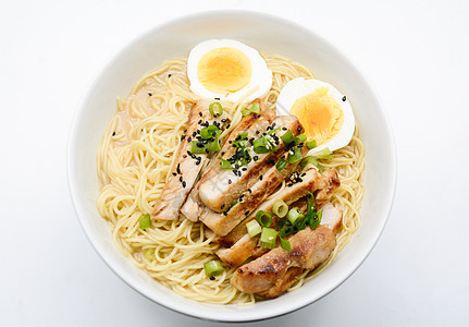 Miso Ramen 配鸡蛋和猪肉 日本自制食物筷子盘子洋葱豚骨午餐蒸汽腹部餐厅酱油烹饪背景图片