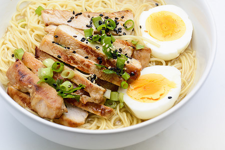 Miso Ramen 配鸡蛋和猪肉 日本自制食物蒸汽美食午餐海藻洋葱面条豚骨腹部肉汤蔬菜图片