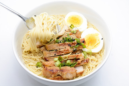 Miso Ramen 配鸡蛋和猪肉 日本自制食物腹部盘子午餐烹饪蔬菜蒸汽餐厅海藻大豆芝麻图片