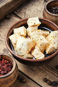 带药草的自制Fita奶酪营养奶制品胡椒长方形食物饮食叶子立方体桌子节食图片