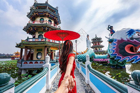 女性观光客握着男人的手 带领他前往台湾高雄著名的旅游景点城市吸引力旅行建筑女孩宝塔文化寺庙传统艺术图片