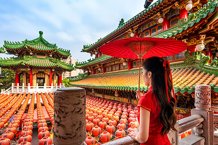 身着传统中国服装的亚裔女性在台湾高雄三芬寺服饰寺庙微笑佛教徒艺术旅行女士宗教庆典旅游文化图片