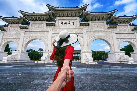 女性观光客握着男人的手 将他带到台北台开石纪念堂游客景观地标寺庙公园旅行正方形旅游文化女士图片