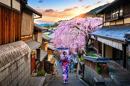 身穿日本传统和服的女人在日本京都的春日山区走过历史之旅城市季节街道裙子艺妓神社女孩寺庙女士旅游图片