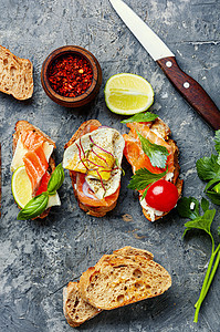 带鱼的开放三明治餐厅树叶海鲜食物面包点心午餐美食熏制草本植物图片