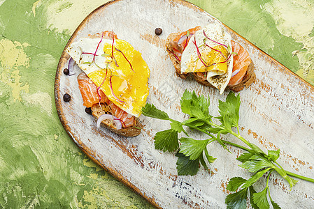开三文鱼三明治食物午餐草本植物鳟鱼餐厅面包蔬菜海鲜黄油派对图片