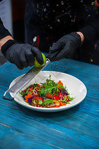 配有鱼子酱的埃斯凯贝切鱼盘甲壳海鲜餐饮动物烹饪餐厅石榴青菜酱油食物图片