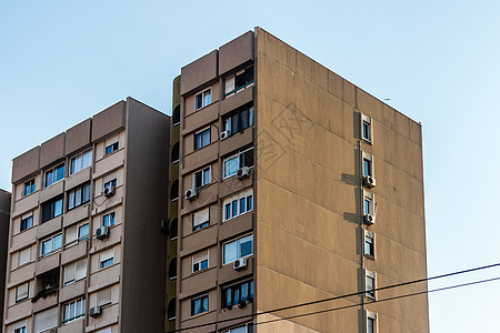 从一个古老的棕色建筑中 拍出一幅宽阔的建筑图画图片