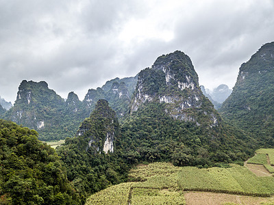 卡尔斯特山旅行山脉旅游岩溶天空植物多云图片