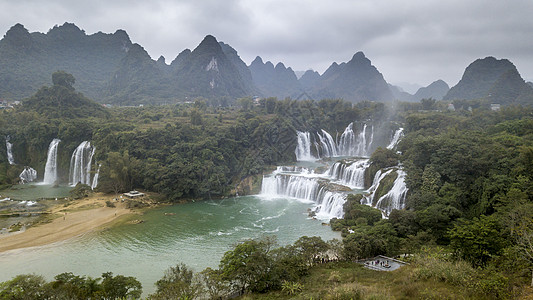 德提安瀑布瀑布岩溶多云天空山脉图片