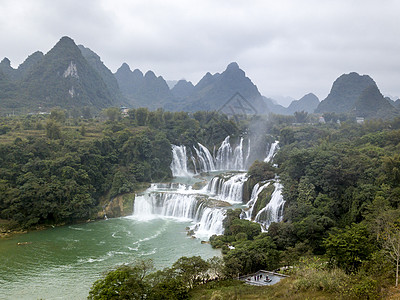 德提安瀑布天空岩溶瀑布多云山脉图片