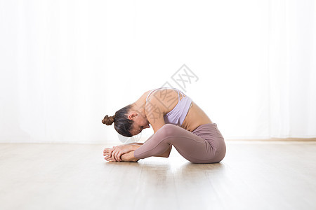 在工作室练习瑜伽的华丽活跃运动型年轻女子的画像 美丽的女孩练习 站立分开的腿伸展姿势幸福护理活动运动装健身房训练绑腿健康女士平衡背景图片