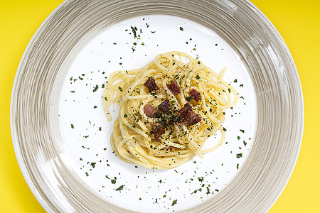 碳意大利意粉胡椒服务午餐食物餐厅桌子食谱盘子烹饪猪肉图片