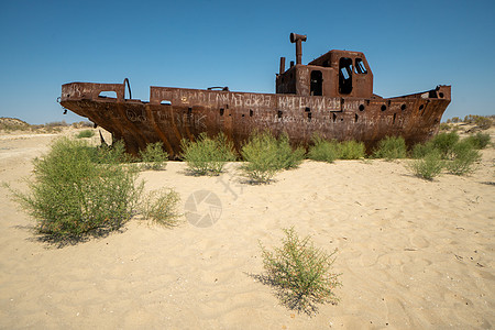 在乌兹别克斯坦附近废弃的咸海沉船海岸血管沙漠化地标旅游灾难钓鱼废墟历史性遗产图片