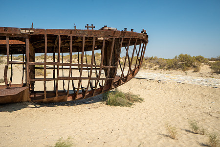 在乌兹别克斯坦附近废弃的咸海沉船海滩渔船血管灾难蓝色历史性建筑学钓鱼海岸沙漠化图片