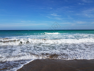 海浪和海滩上湿沙滩环境天空沿海海岸支撑波浪背景图片