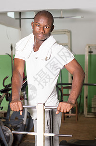 年轻人在健身房里做体育锻炼运动男性成人训练运动装男性化活动锻炼图片
