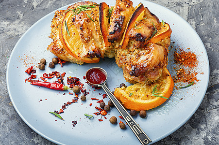 橙色烤猪肉油炸肉汁橙子食物营养午餐香料盘子水果迷迭香图片