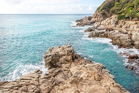 在西班牙加泰罗尼亚州科斯塔布拉瓦的美丽的夏日里 洛莱特德马海岸的岩石支撑全景天蓝色旅游石头地标天线城市假期海岸图片