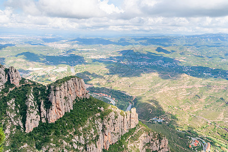 在西班牙加泰罗尼亚一个阳光明媚的夏日上 蒙塞拉特山脉呼吸透视地标建筑旅行蓝天天线晴天建筑学宗教避难所骶骨图片