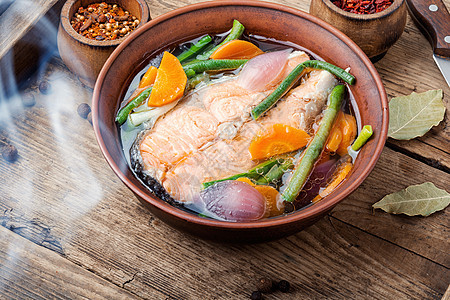 美味的鲑鱼汤营养食品饮食香料勺子鱼片肉汤沸腾盘子桌子图片
