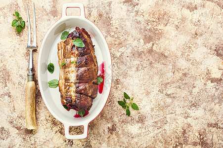 烤猪肉和樱桃晚餐肉类肉质猪肉水果面包油炸桌子浆果盘子图片